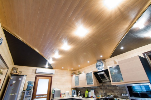 комбинированный реечный потолок на кухне