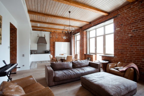 Можно ли монтировать натяжные потолки в деревянном доме?