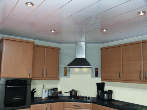 белый реечный потолок на кухне