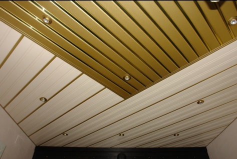 реечный потолок с комбинацией цветов и размеров реек