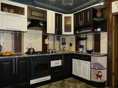 темный реечный потолок на кухне